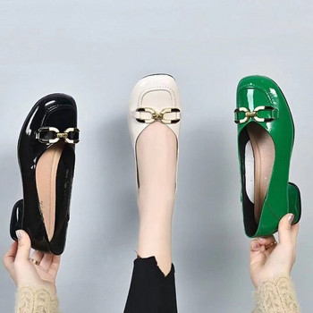Ежедневни дамски лачени обувки с метална катарама
