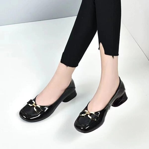 Női alkalmi lakkcipő fém csattal