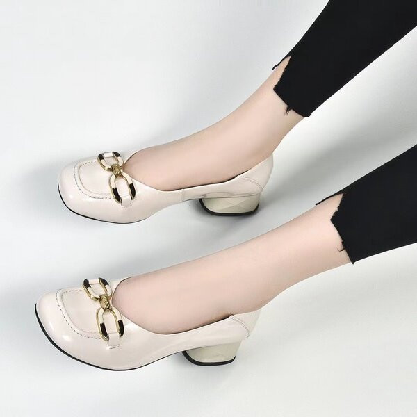 Női alkalmi lakkcipő fém csattal