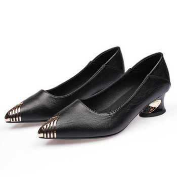 Модерни заострени обувки с ток 4см и метален елемент за жени