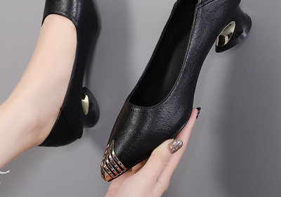 Μοντέρνα μυτερά παπούτσια με τακούνι 4cm και μεταλλικό στοιχείο για γυναίκες