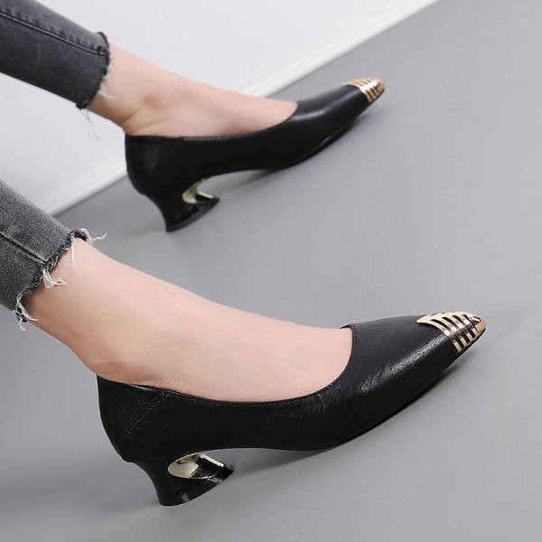 Модерни заострени обувки с ток 4см и метален елемент за жени