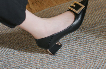 Γυναικεία δερμάτινα παπούτσια με τακούνι και αγκράφα