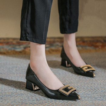 Γυναικεία δερμάτινα παπούτσια με τακούνι και αγκράφα