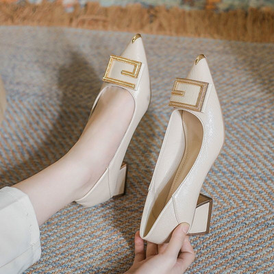 Sieviešu ādas apavi ar papēdi un sprādzi