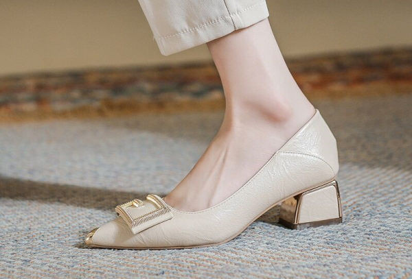 Sieviešu ādas apavi ar papēdi un sprādzi