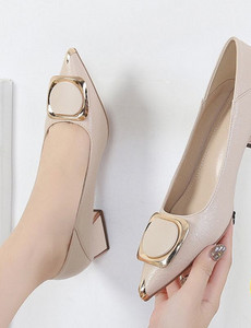 Sieviešu apavi ar zemu papēdi un metāla elementu