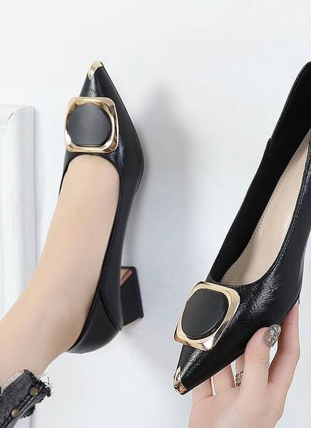 Sieviešu apavi ar zemu papēdi un metāla elementu