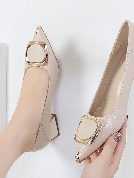 Sieviešu apavi ar zemu papēdi un metāla elementu