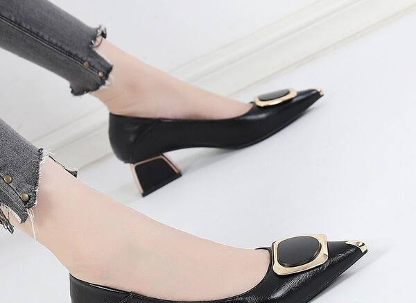 Sieviešu apavi ar zemu papēdi un metāla elementu