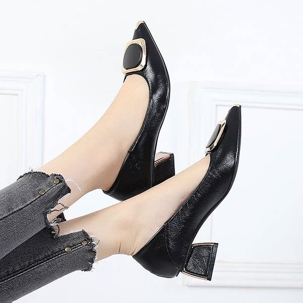 Sieviešu apavi ar zemu papēdi un metāla elementu