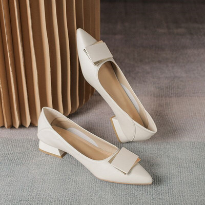 Apavi no eko ādas ar biezu papēdi un metāla elementiem