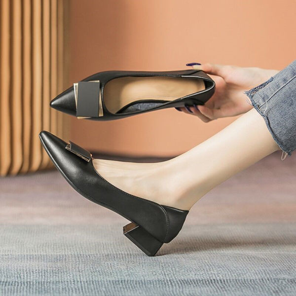 Apavi no eko ādas ar biezu papēdi un metāla elementiem