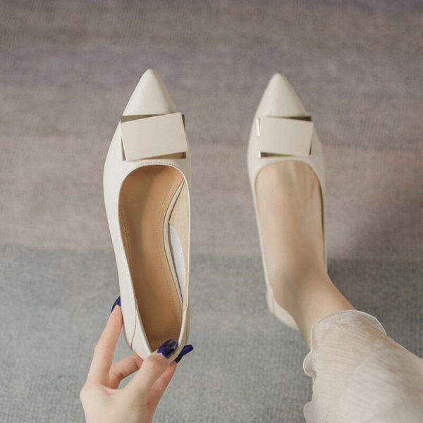 Apavi no eko ādas ar biezu papēdi un metāla elementiem