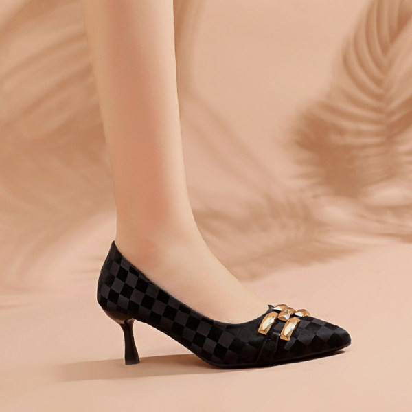 Fém elemekkel ellátott női cipő két színben