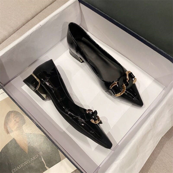 Ikdienas sieviešu apavi no eko zamšādas un eko ādas ar metāla elementiem