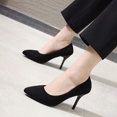 Čisti model ženskih cipela od eko brušene kože na visoku petu