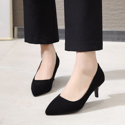 Čisti model ženskih cipela od eko brušene kože na visoku petu