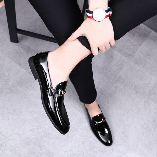 Elegáns férfi cipő fém elemmel