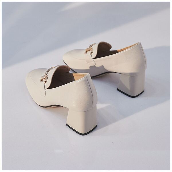 Casual παπούτσια με χοντρό τακούνι και χρυσό στοιχείο