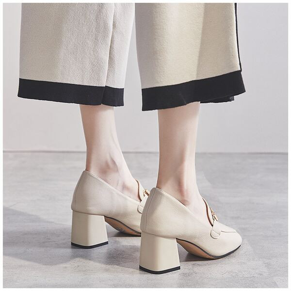 Casual παπούτσια με χοντρό τακούνι και χρυσό στοιχείο