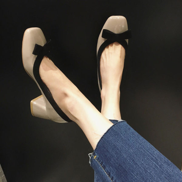 Női alkalmi cipő eko bőrből, vastag sarokkal és szalaggal