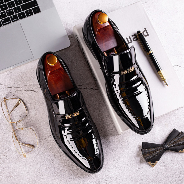 Vīriešu lakādas apavi ar metāla apdari