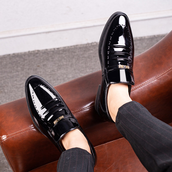 Vīriešu lakādas apavi ar metāla apdari