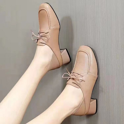 Sieviešu kurpes ar šņorēm un papēžiem