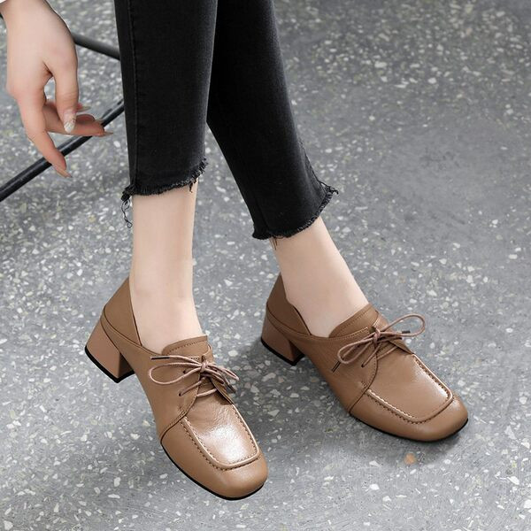 Sieviešu kurpes ar šņorēm un papēžiem