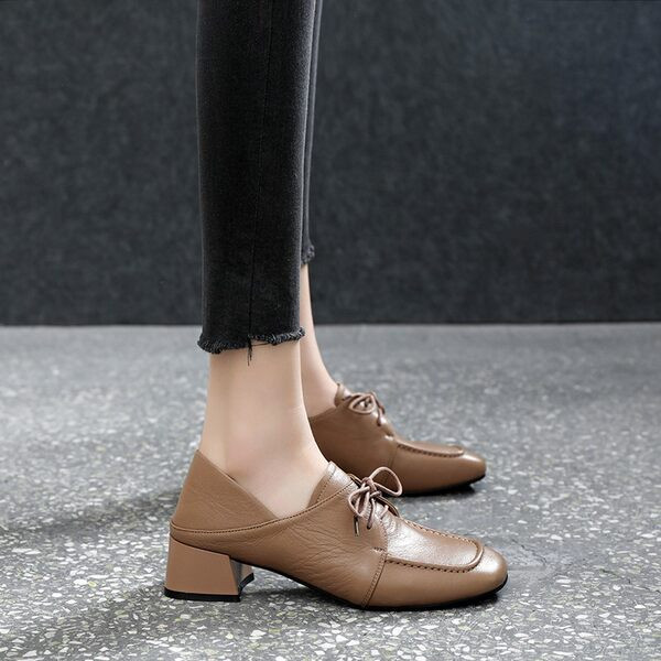 Sieviešu kurpes ar šņorēm un papēžiem