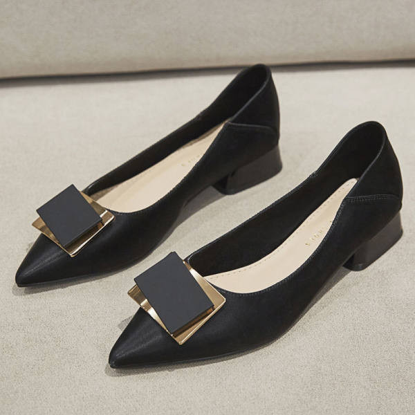 Sieviešu apavi ar zemu papēdi un kvadrātveida sprādzi