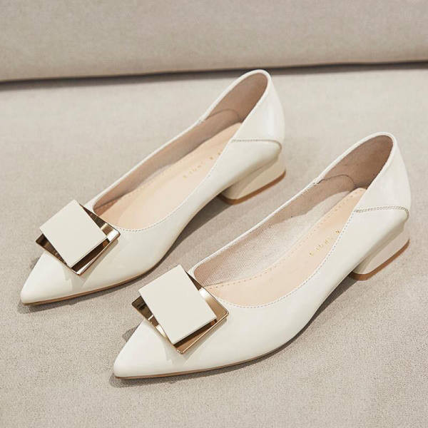 Sieviešu apavi ar zemu papēdi un kvadrātveida sprādzi