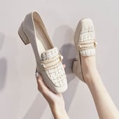 Ženske moderne cipele na visoku četvrtastu petu 3,5cm i bisernim ukrasom