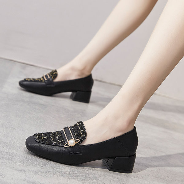 Ženske moderne cipele na visoku četvrtastu petu 3,5cm i bisernim ukrasom