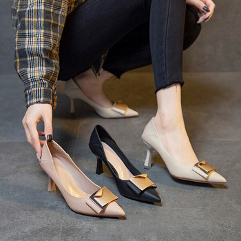 Κομψά γυναικεία παπούτσια με τετράγωνη αγκράφα