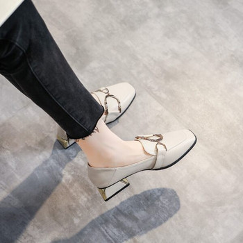 Ежедневни дамски обувки с дебел ток и метални елементи