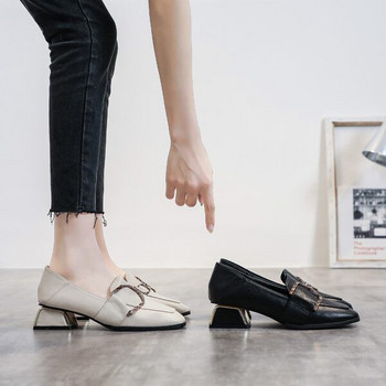 Casual γυναικεία παπούτσια με χοντρό τακούνι και μεταλλικά στοιχεία