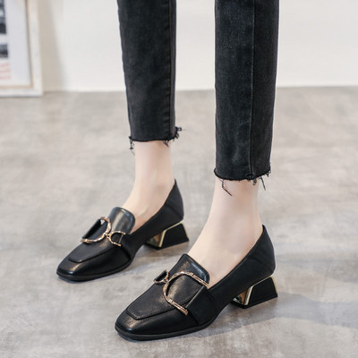 Ikdienas sieviešu apavi ar biezu papēdi un metāla elementiem