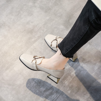 Ikdienas sieviešu apavi ar biezu papēdi un metāla elementiem