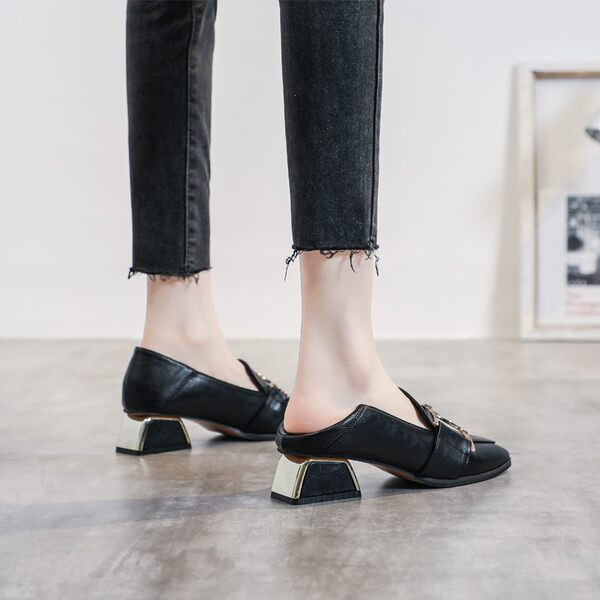 Ikdienas sieviešu apavi ar biezu papēdi un metāla elementiem