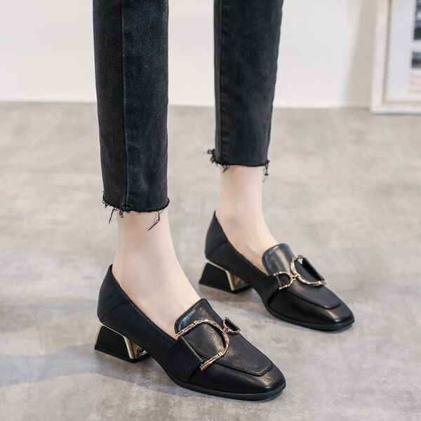 Ikdienas sieviešu apavi ar biezu papēdi un metāla elementiem