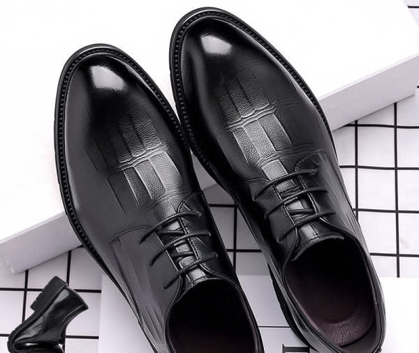 Modes vīriešu ādas apavi ar šņorēm - noapaļots modelis