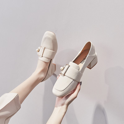 Δερμάτινα γυναικεία παπούτσια με ψηλό τετράγωνο τακούνι 4cm και μεταλλική αγκράφα