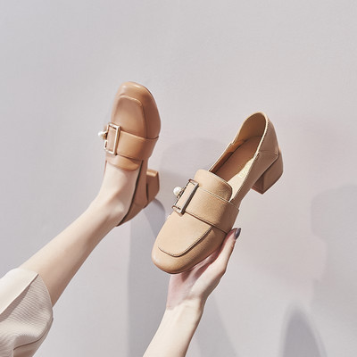 Δερμάτινα γυναικεία παπούτσια με ψηλό τετράγωνο τακούνι 4cm και μεταλλική αγκράφα