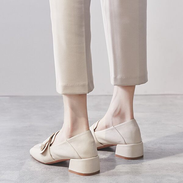 Δερμάτινα γυναικεία παπούτσια με ψηλό τετράγωνο τακούνι 4cm και μεταλλική αγκράφα