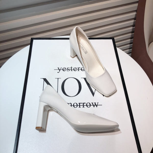 Sieviešu kurpes ar papēžiem trīs krāsās