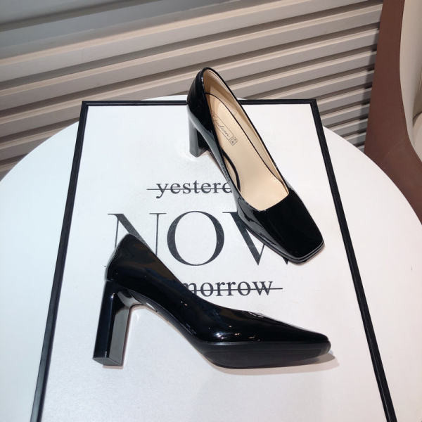 Sieviešu kurpes ar papēžiem trīs krāsās