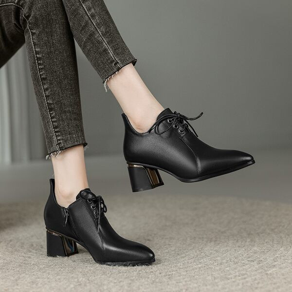 Γυναικεία μυτερά παπούτσια με κορδόνια