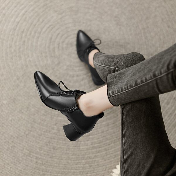 Γυναικεία μυτερά παπούτσια με κορδόνια